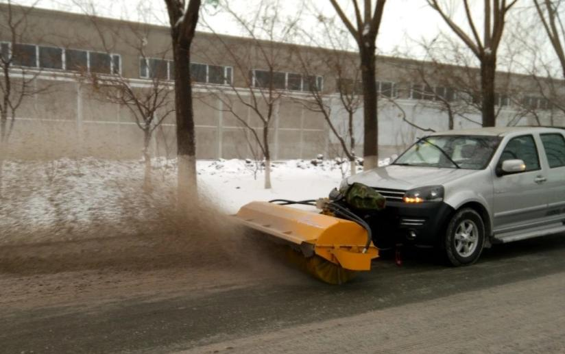 解放除雪车冰雪路面推雪扫雪撒盐2.5米扫雪滚刷价格实惠