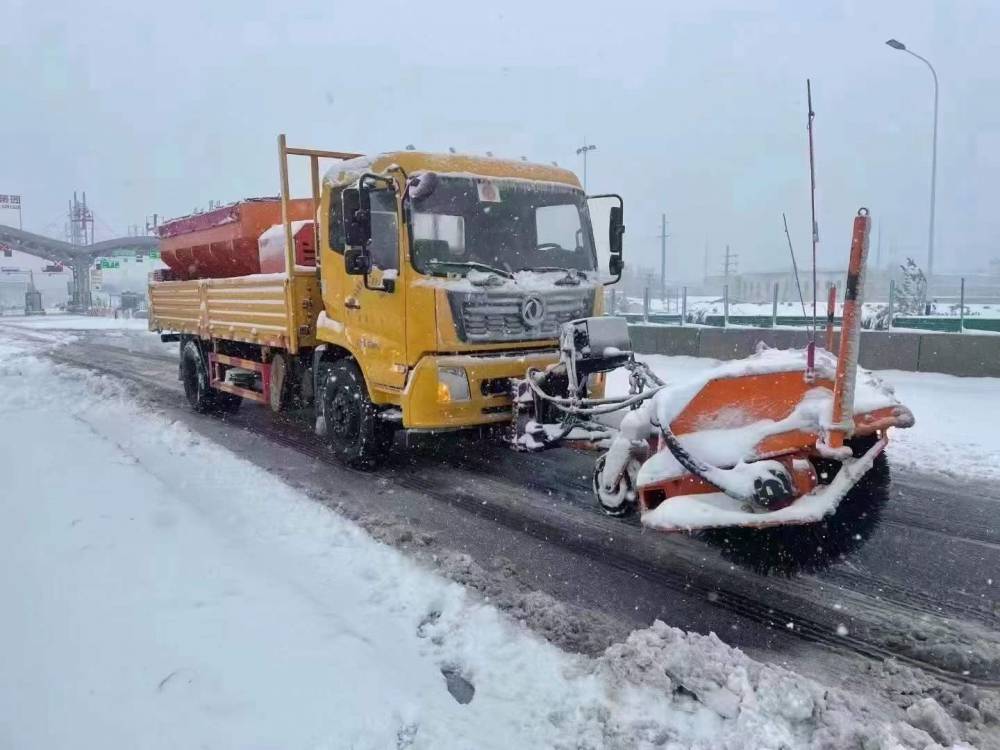 四驱皮卡除雪车冰雪路面推雪扫雪撒盐3.5米除雪铲经久耐用